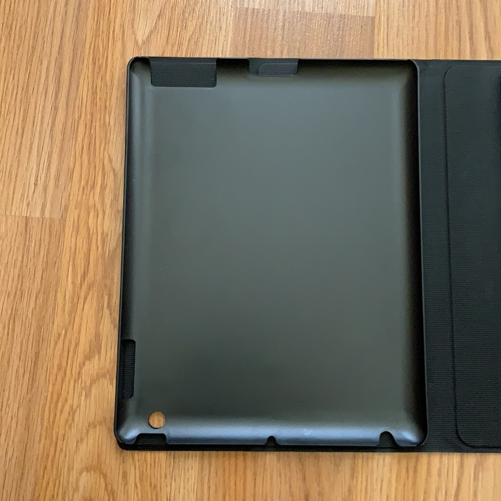 iPad case + chargeable wireless Bluetooth keyboard - Picture 7 of 9